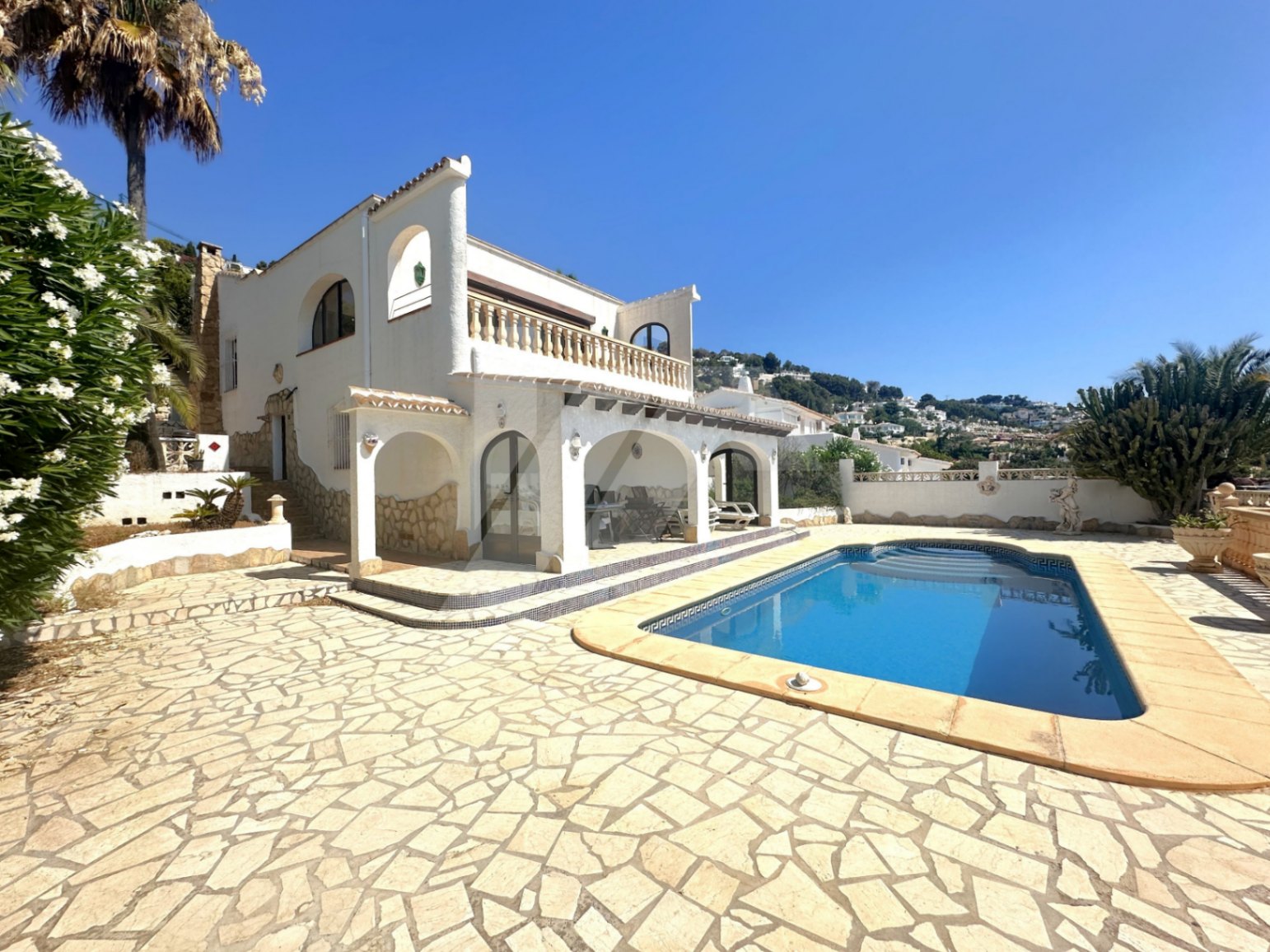 Villa en venta en Moraira con vistas espectaculares al mar.