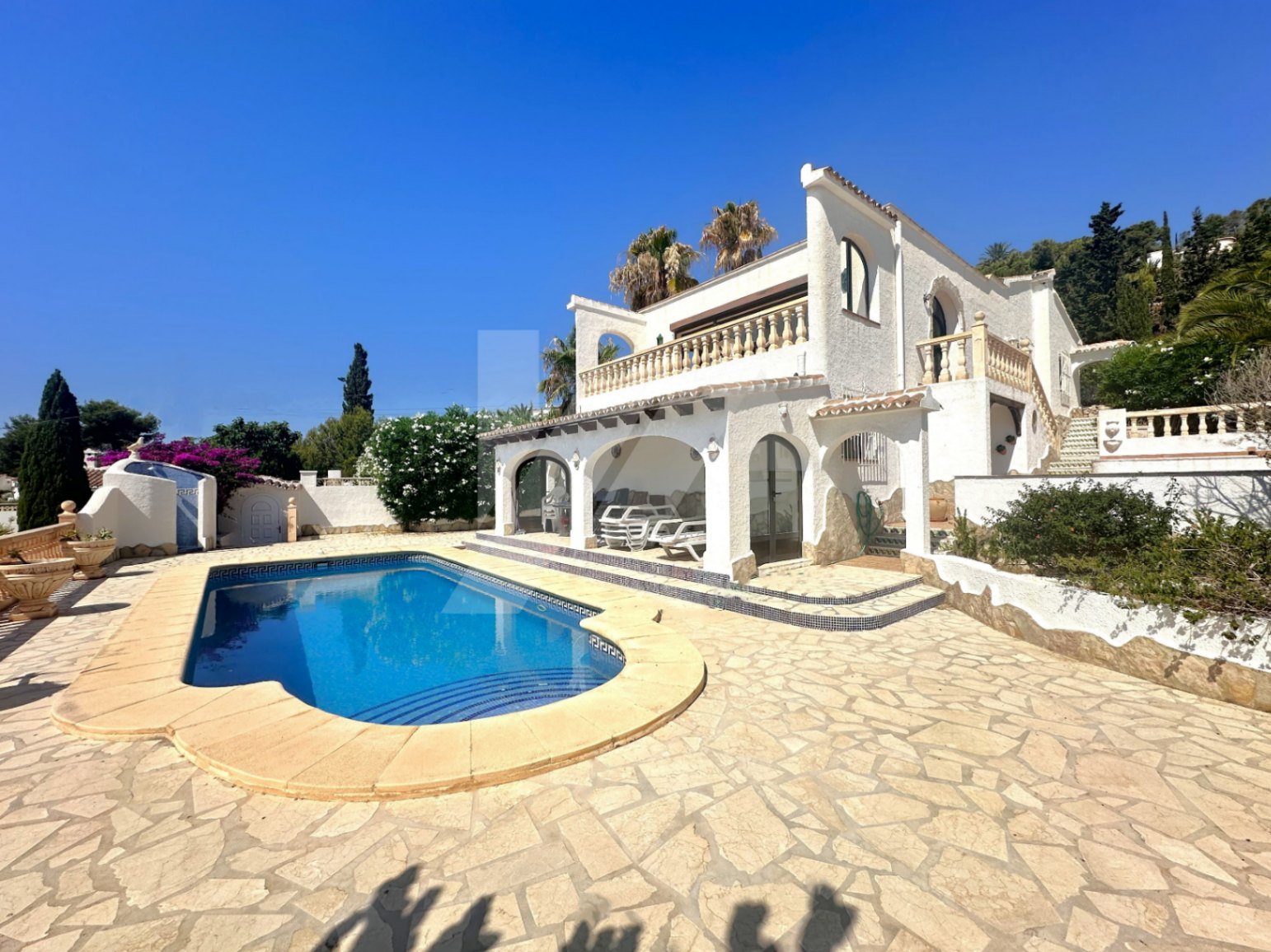 Villa en venta en Moraira con vistas espectaculares al mar.