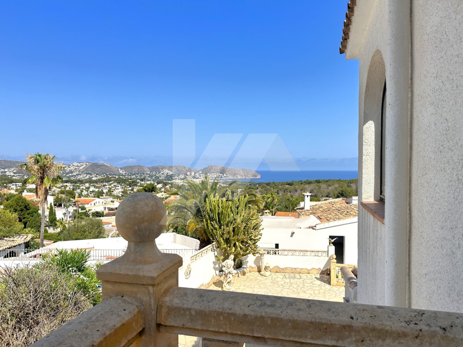 Villa en venta en Moraira con vistas espectaculares al mar.