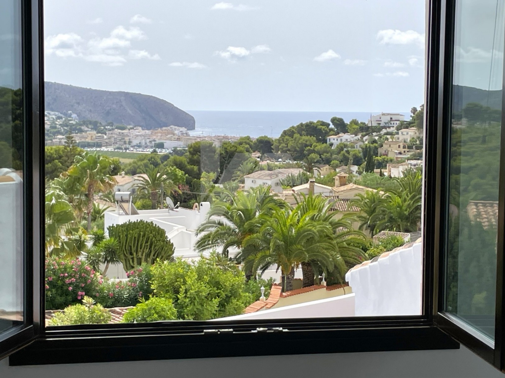 Villa de estilo mediterránea con vistas al mar en venta en Moraira, Costa Blanca.