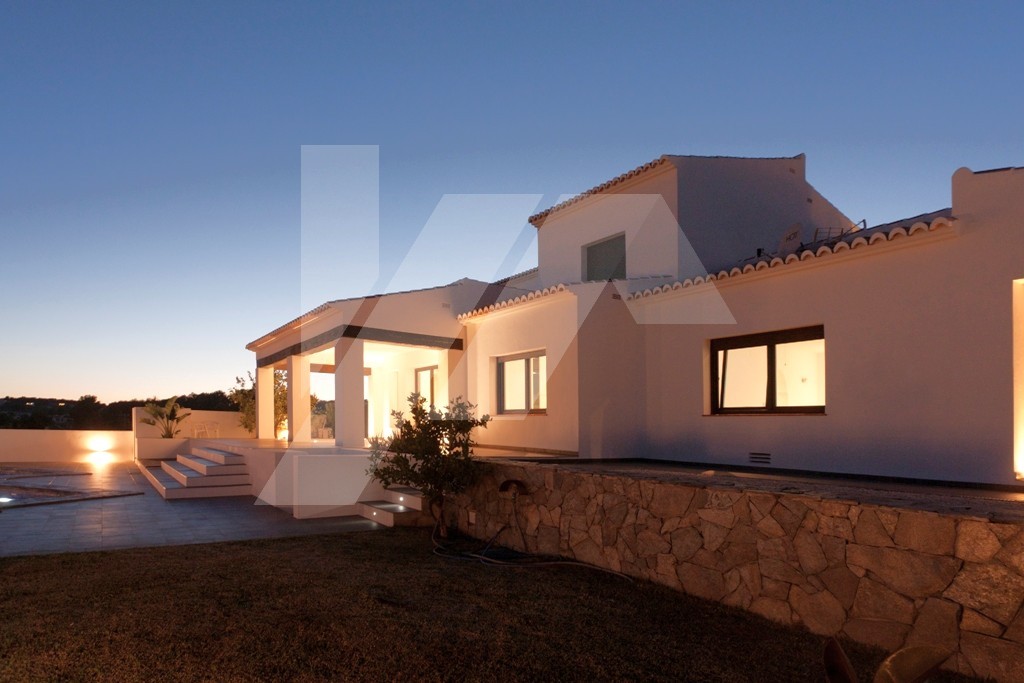Villa de estilo mediterránea con vistas al mar en venta en Moraira, Costa Blanca.