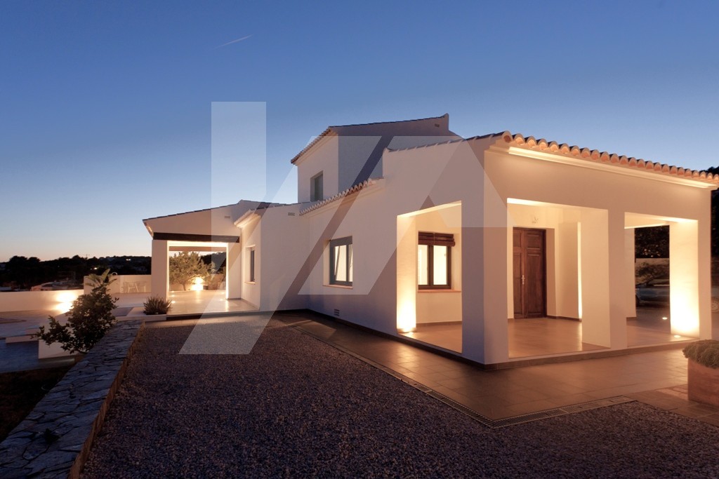 Villa de estilo mediterránea con vistas al mar en venta en Moraira, Costa Blanca.