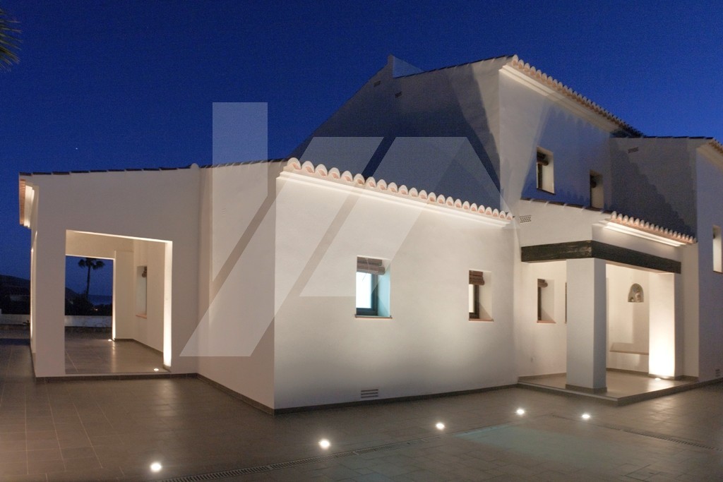 Villa de estilo mediterránea con vistas al mar en venta en Moraira, Costa Blanca.