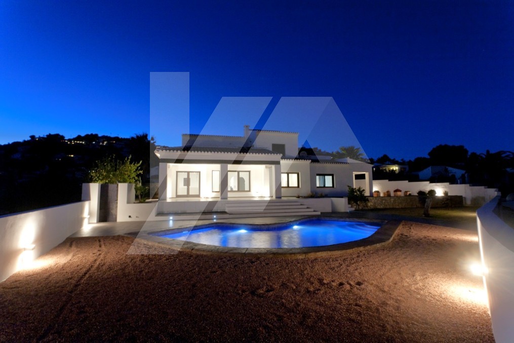 Villa de estilo mediterránea con vistas al mar en venta en Moraira, Costa Blanca.