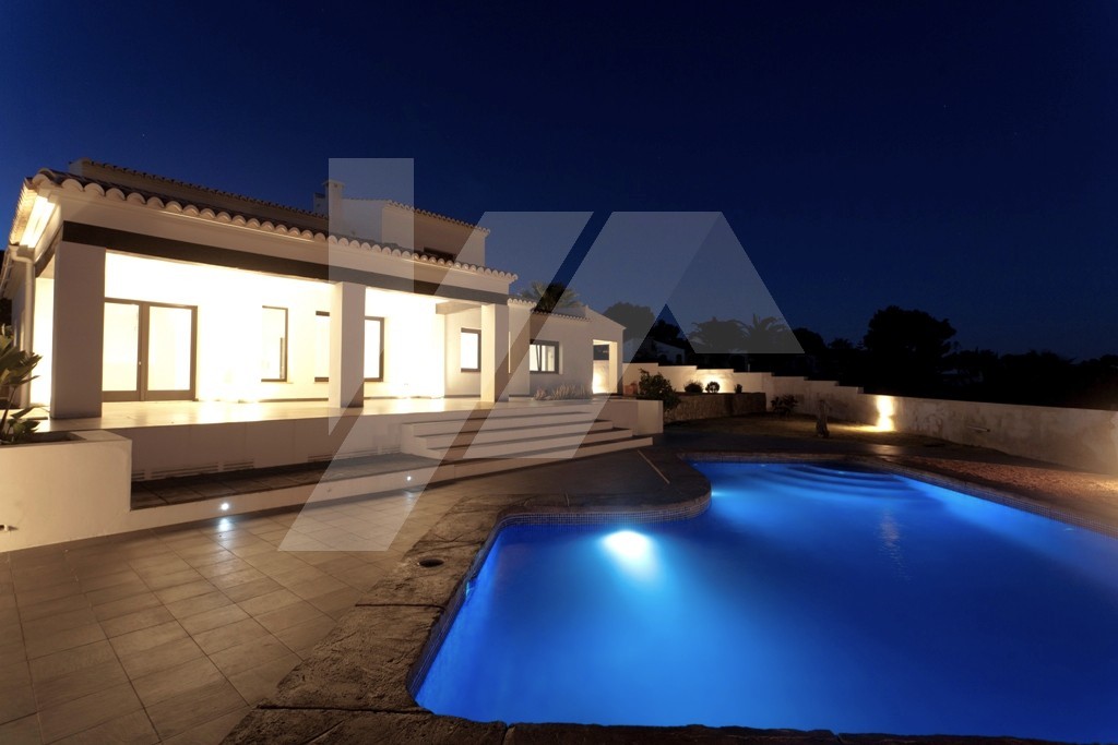 Villa de estilo mediterránea con vistas al mar en venta en Moraira, Costa Blanca.
