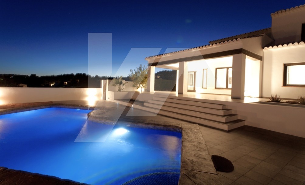 Villa de estilo mediterránea con vistas al mar en venta en Moraira, Costa Blanca.