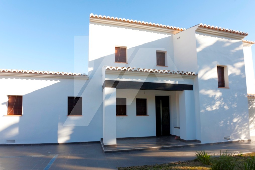 Villa de estilo mediterránea con vistas al mar en venta en Moraira, Costa Blanca.