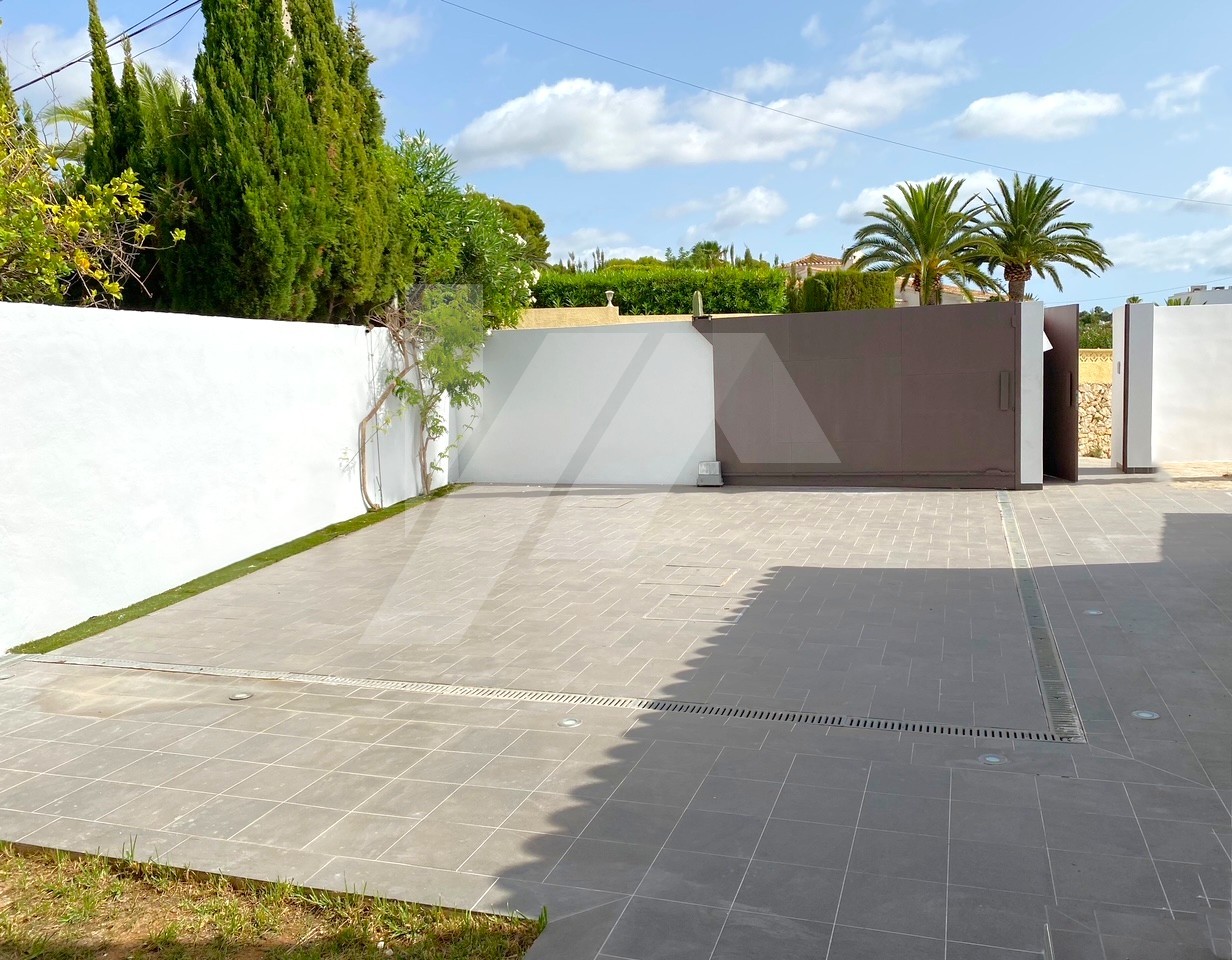 Villa de estilo mediterránea con vistas al mar en venta en Moraira, Costa Blanca.