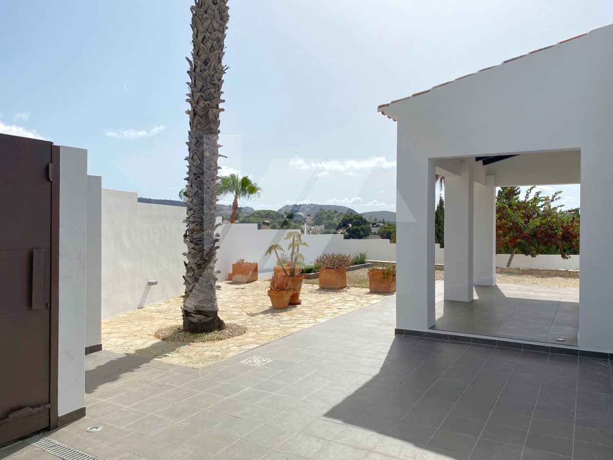 Villa de estilo mediterránea con vistas al mar en venta en Moraira, Costa Blanca.
