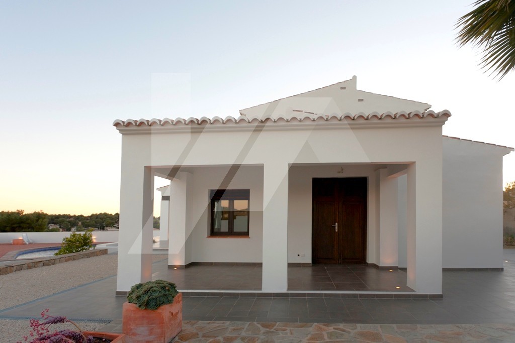 Villa de estilo mediterránea con vistas al mar en venta en Moraira, Costa Blanca.