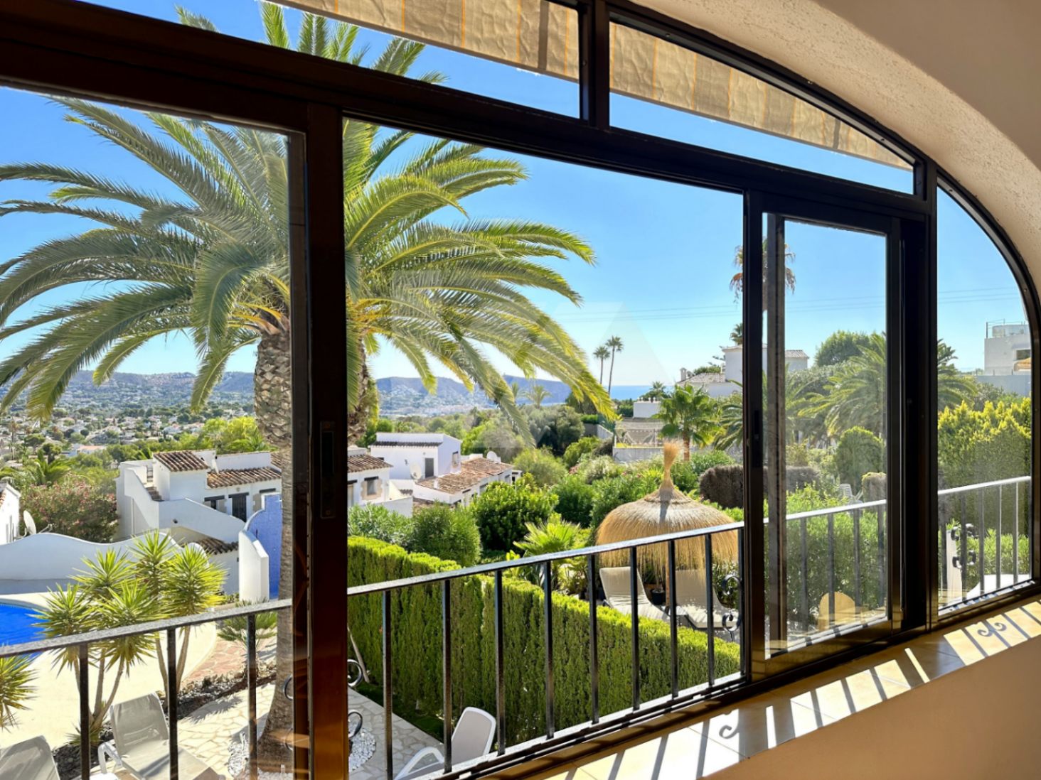 Bungalow con vistas al mar en venta en Moraira, Costa Blanca.