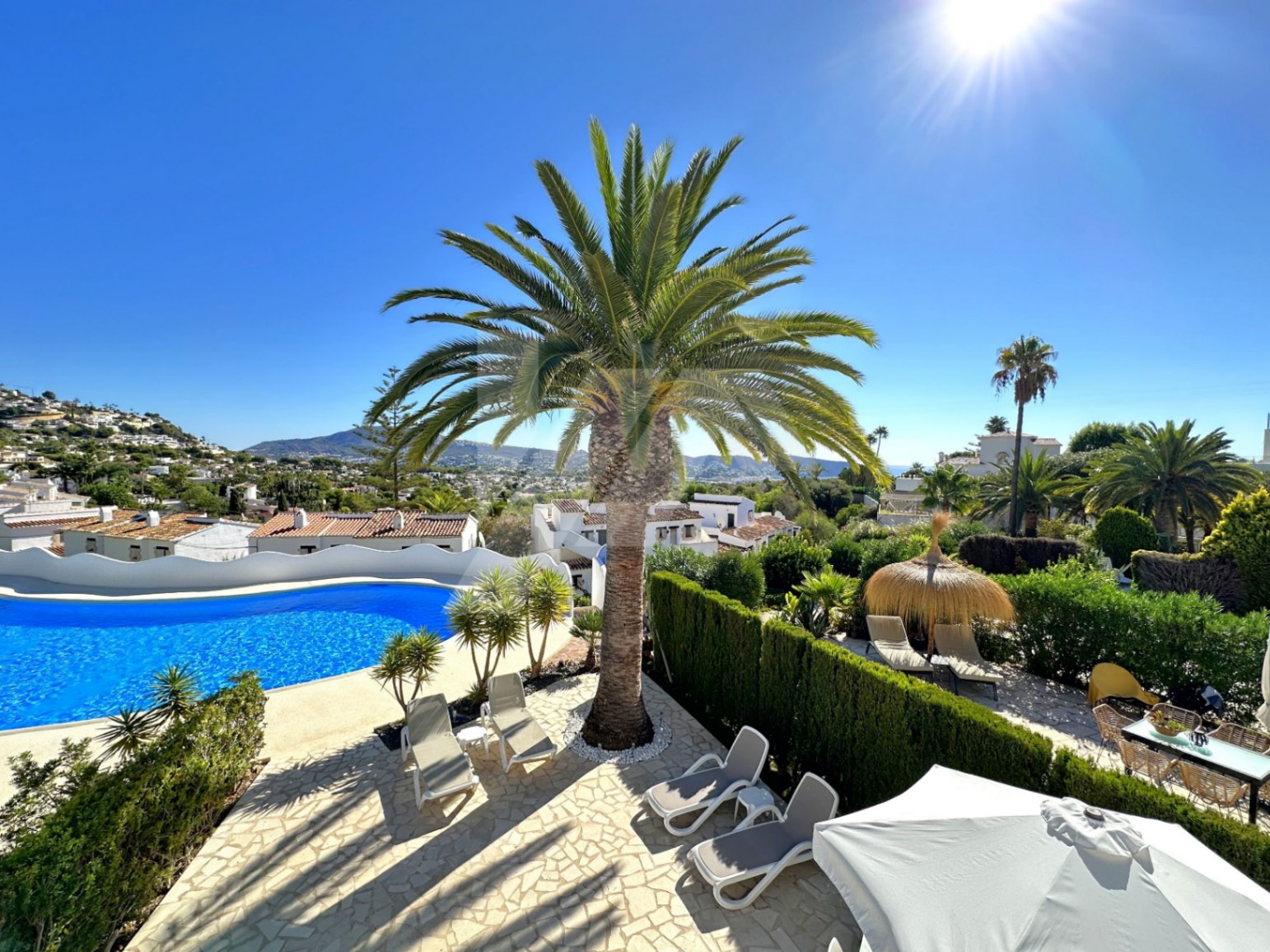 Bungalow con vistas al mar en venta en Moraira, Costa Blanca.