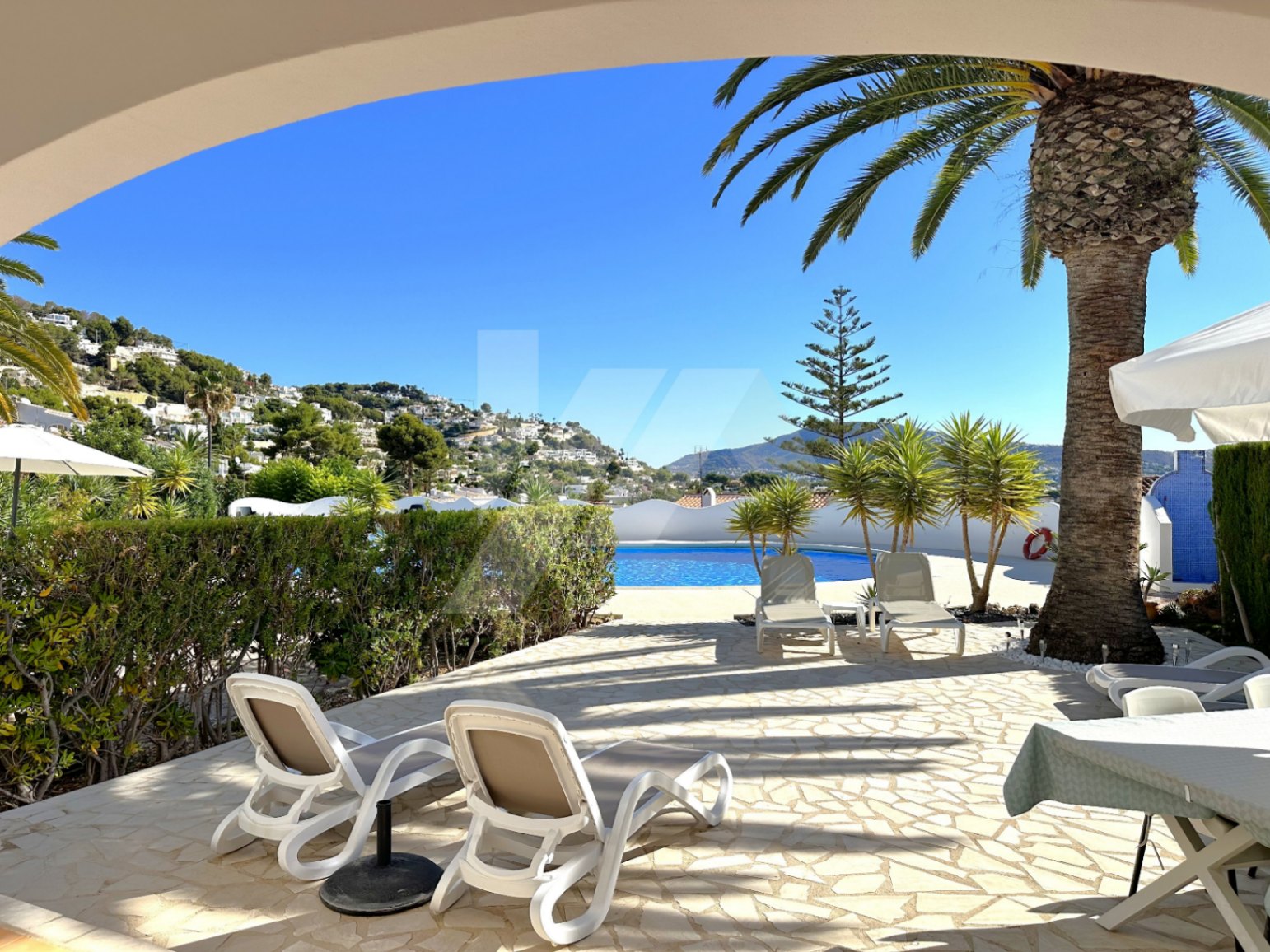 Bungalow con vistas al mar en venta en Moraira, Costa Blanca.