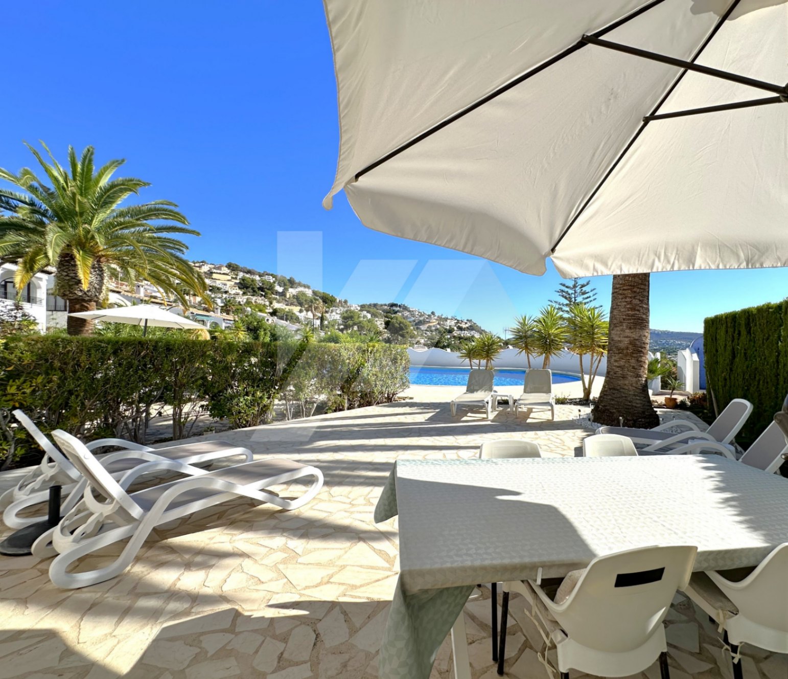 Bungalow con vistas al mar en venta en Moraira, Costa Blanca.
