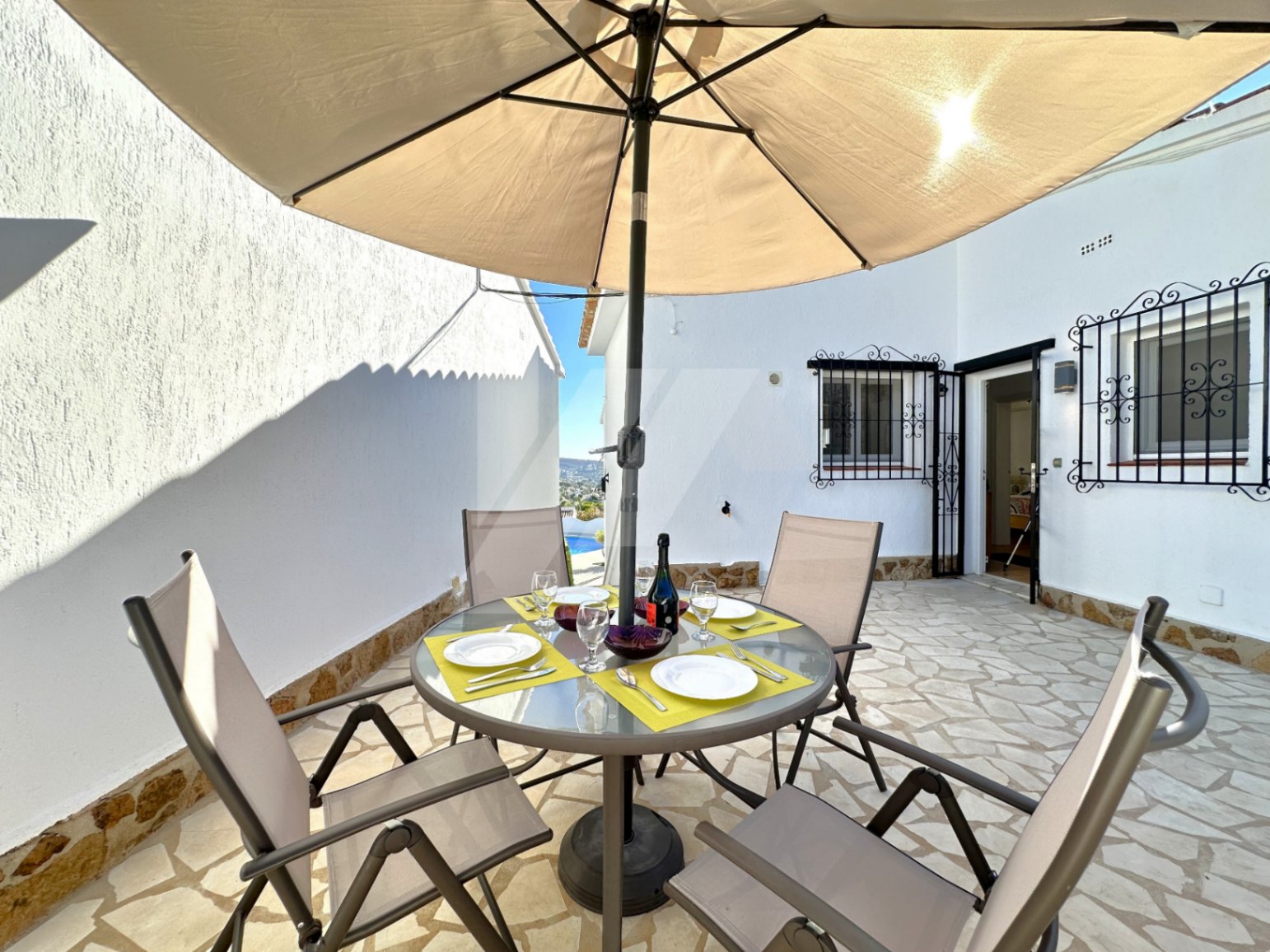 Bungalow con vistas al mar en venta en Moraira, Costa Blanca.
