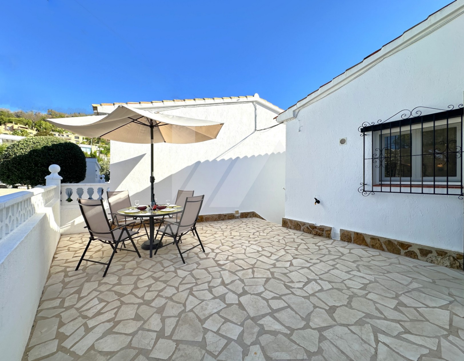 Bungalow con vistas al mar en venta en Moraira, Costa Blanca.