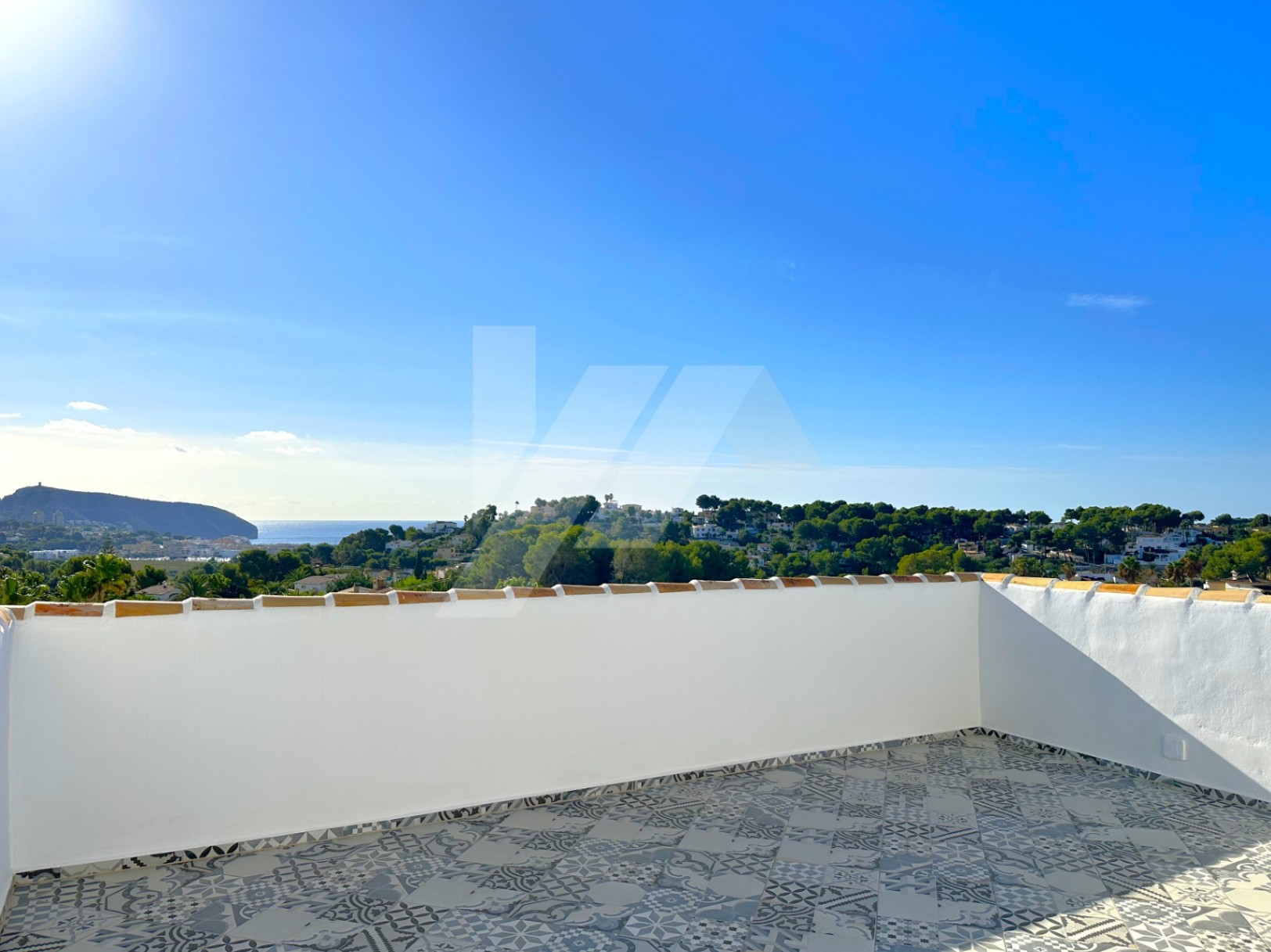 Villa de estilo mediterránea con vistas al mar en venta en Moraira, Costa Blanca.
