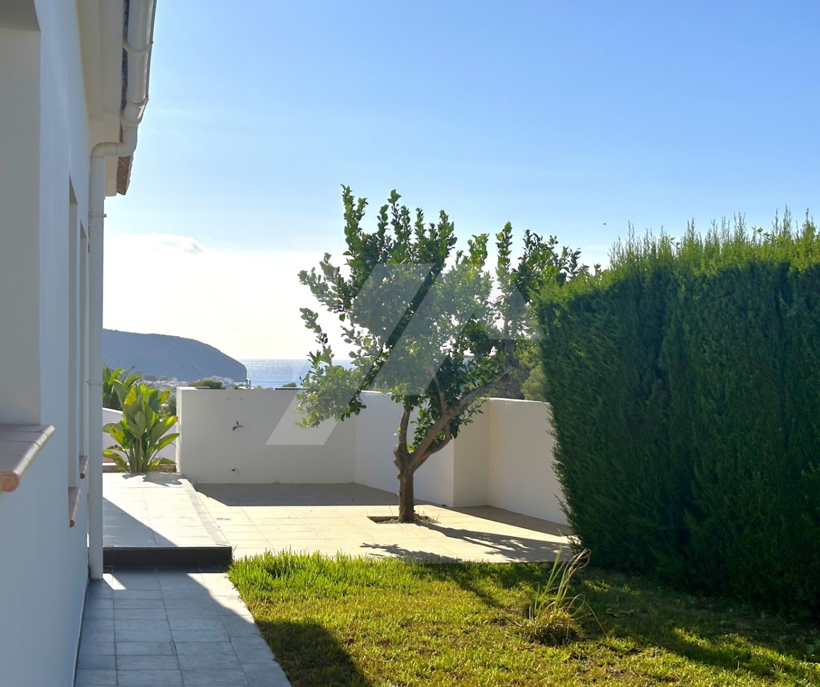 Villa de estilo mediterránea con vistas al mar en venta en Moraira, Costa Blanca.