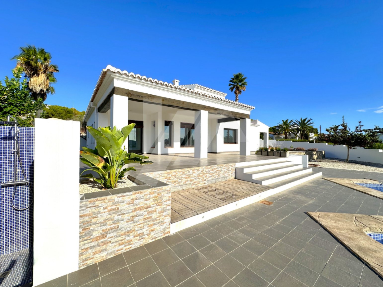 Villa de estilo mediterránea con vistas al mar en venta en Moraira, Costa Blanca.