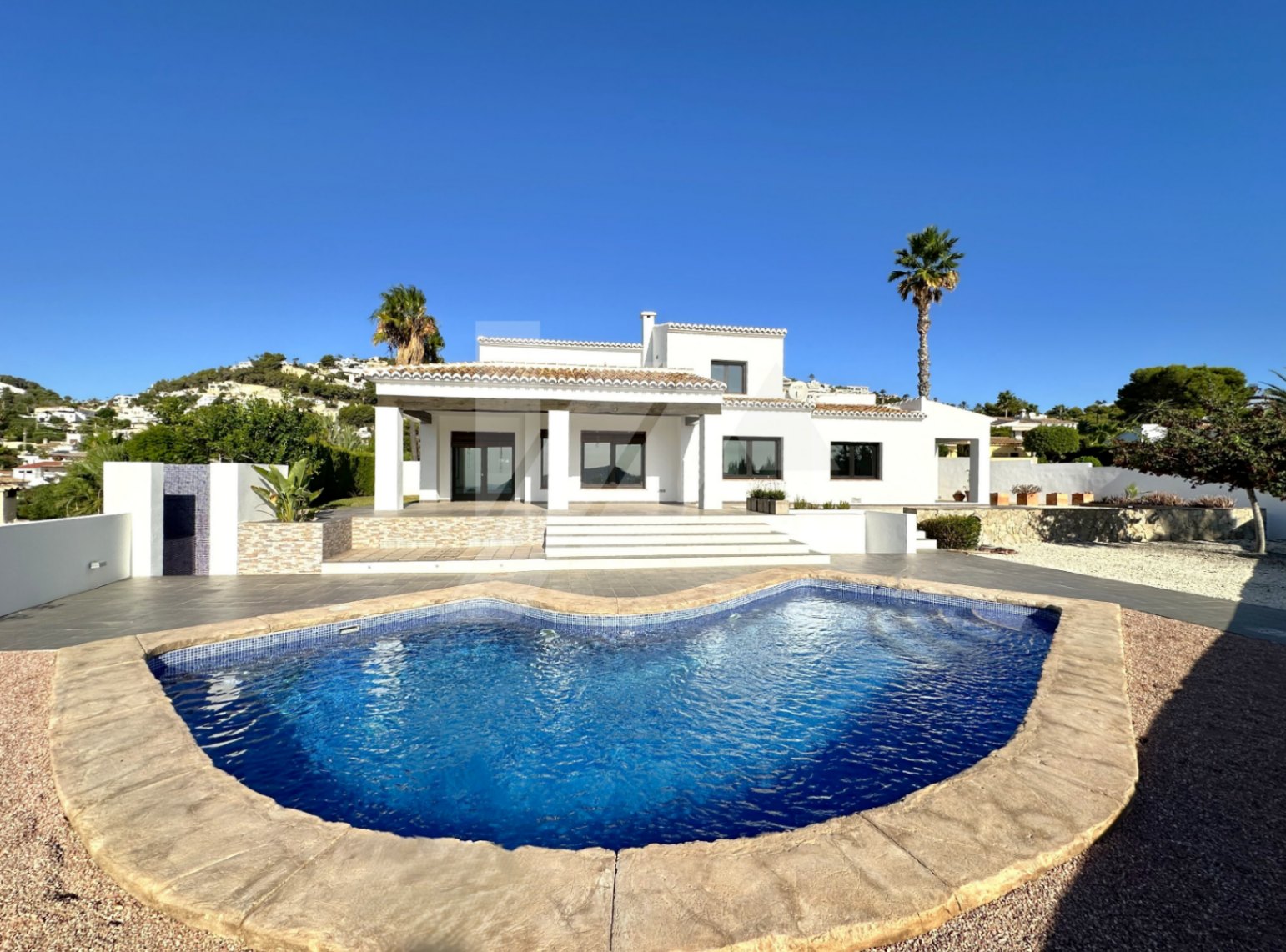 Villa de estilo mediterránea con vistas al mar en venta en Moraira, Costa Blanca.