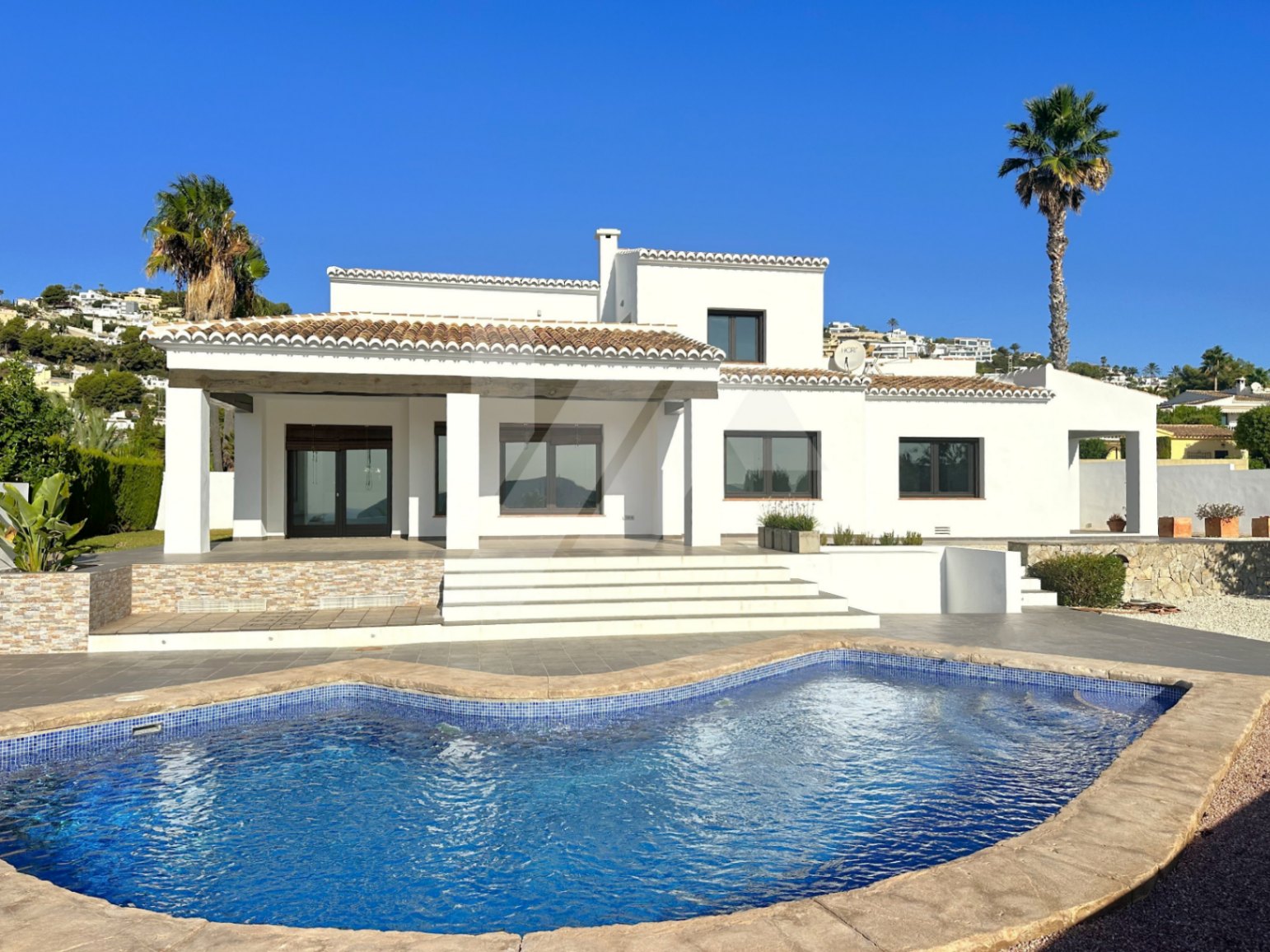 Villa de estilo mediterránea con vistas al mar en venta en Moraira, Costa Blanca.