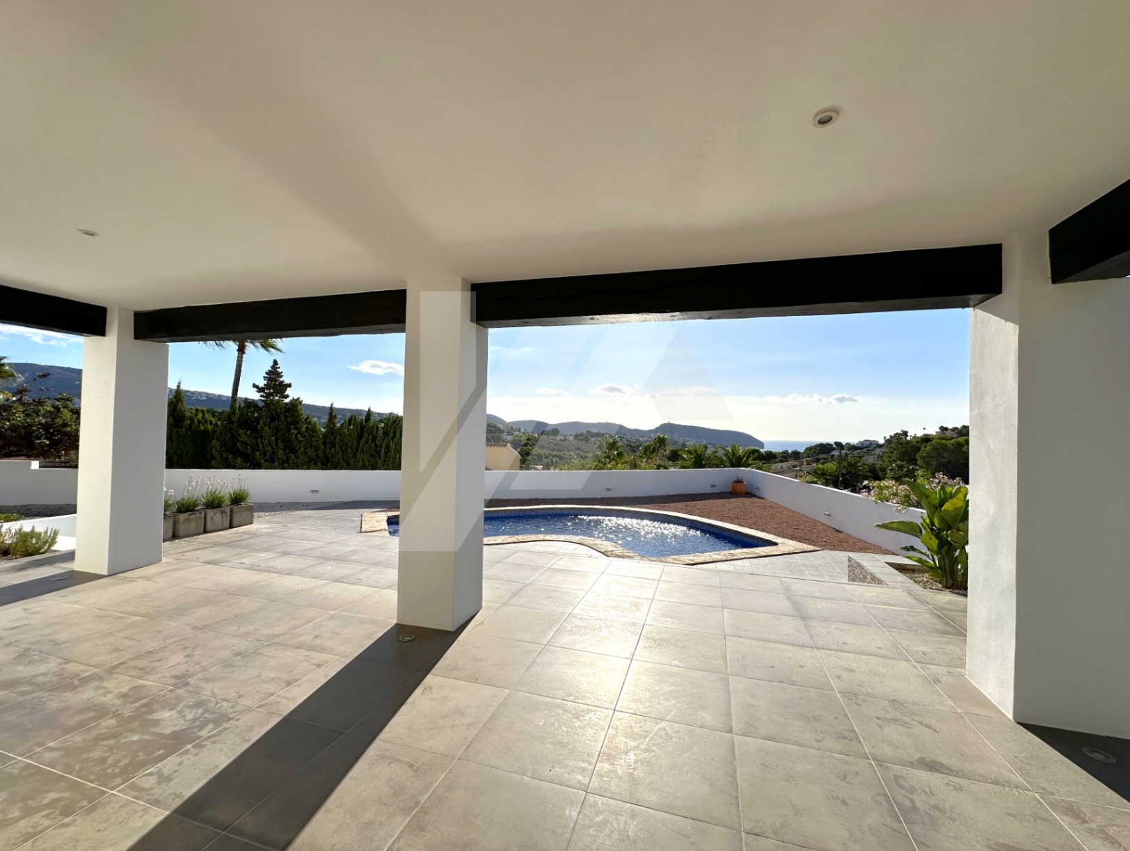 Villa de estilo mediterránea con vistas al mar en venta en Moraira, Costa Blanca.