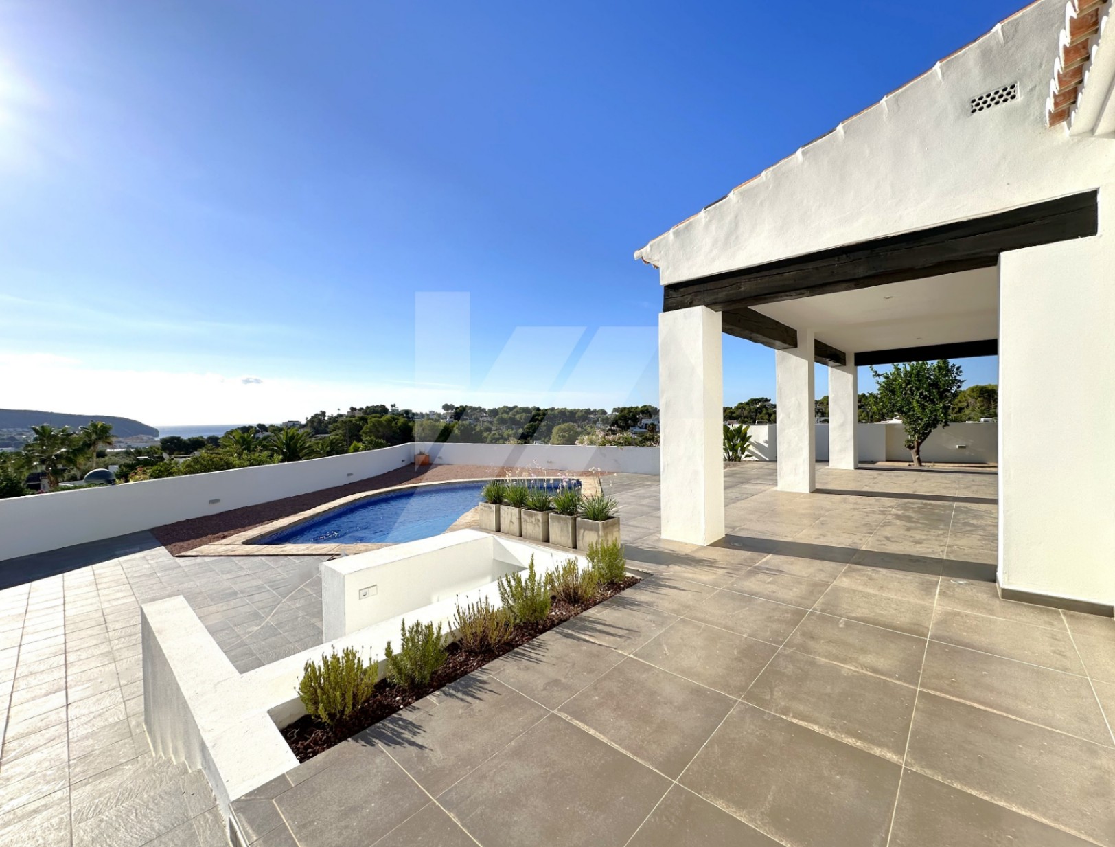 Villa de estilo mediterránea con vistas al mar en venta en Moraira, Costa Blanca.