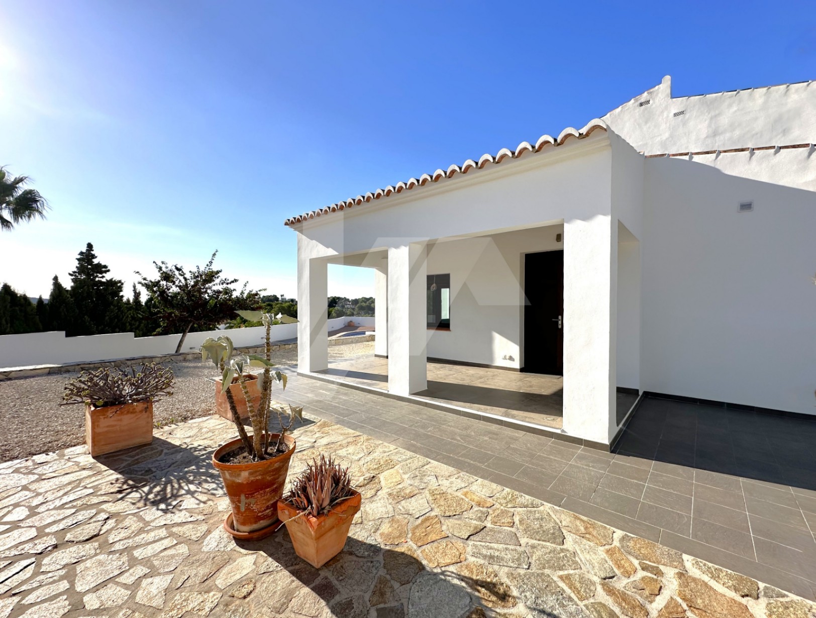 Villa de estilo mediterránea con vistas al mar en venta en Moraira, Costa Blanca.