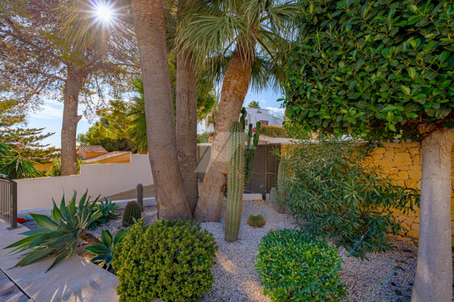Villa de lujo en segunda línea a la venta en Moraira, con vistas al mar.