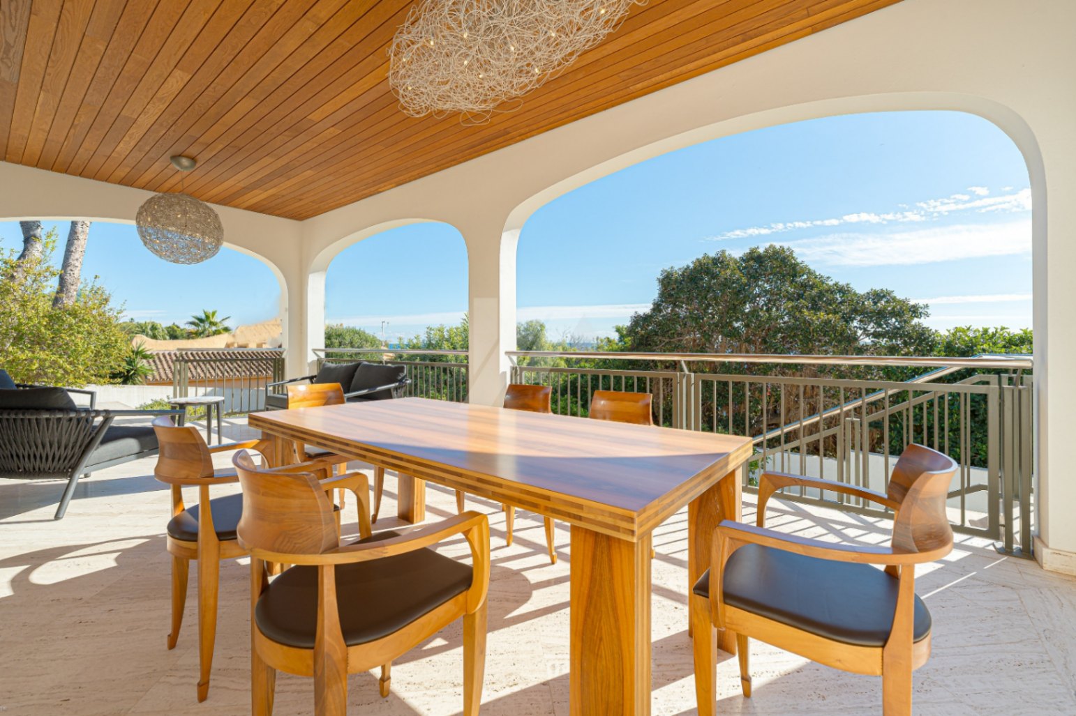 Villa de lujo en segunda línea a la venta en Moraira, con vistas al mar.