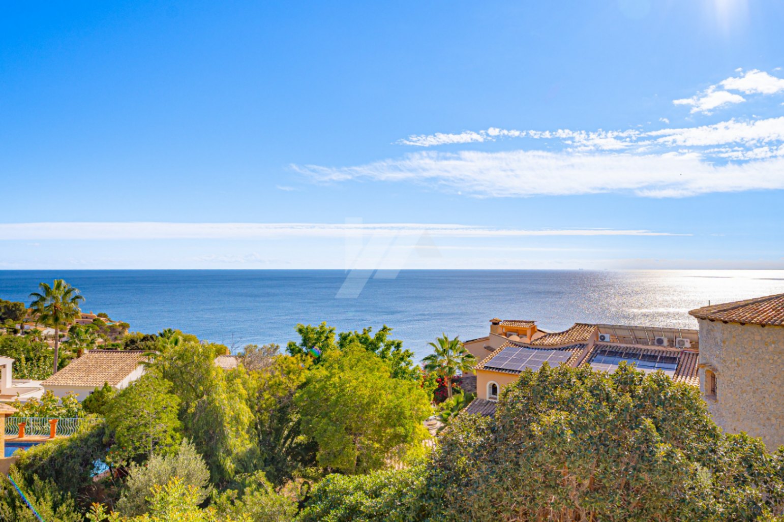 Villa de lujo en segunda línea a la venta en Moraira, con vistas al mar.