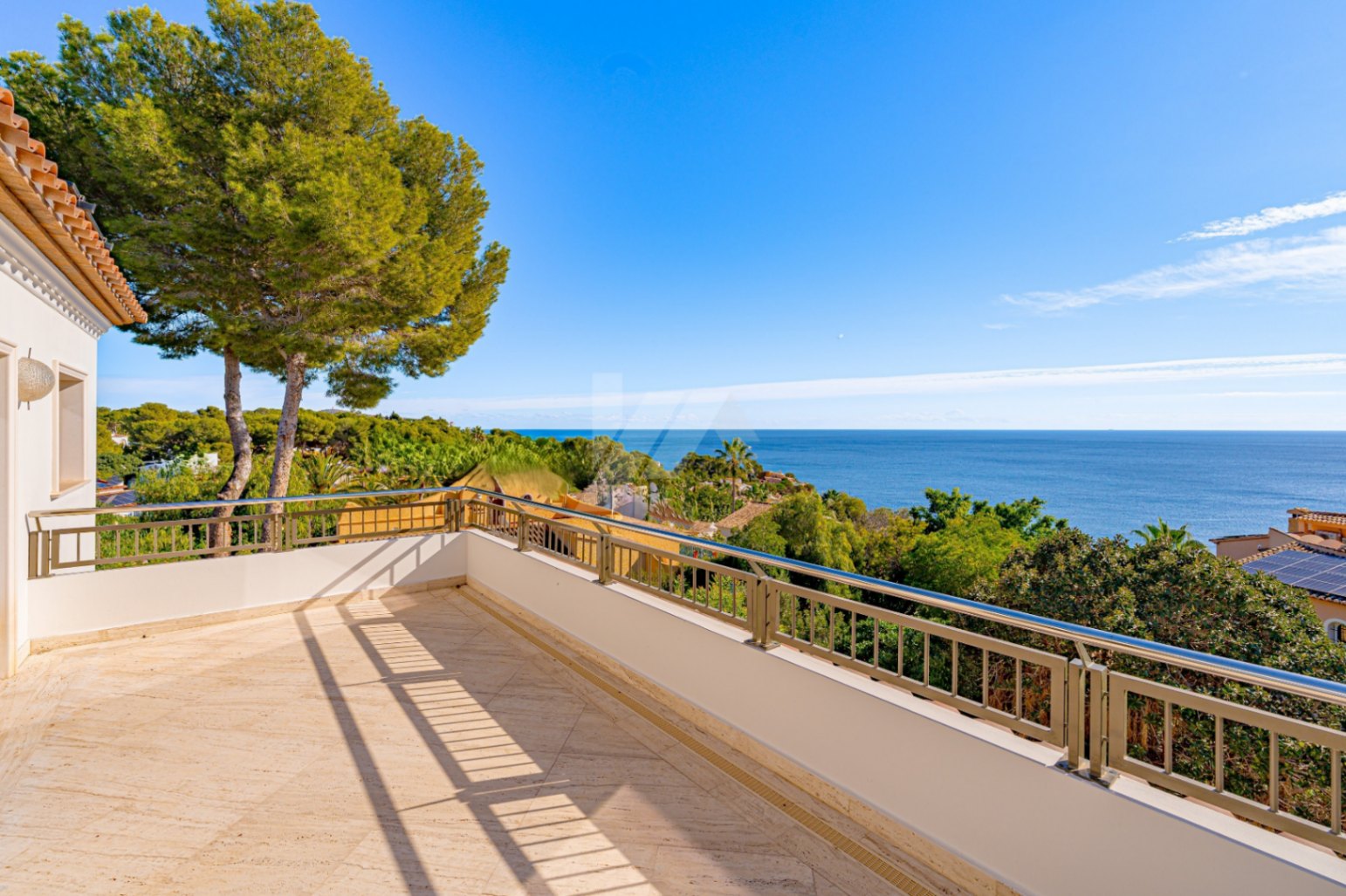 Villa de lujo en segunda línea a la venta en Moraira, con vistas al mar.