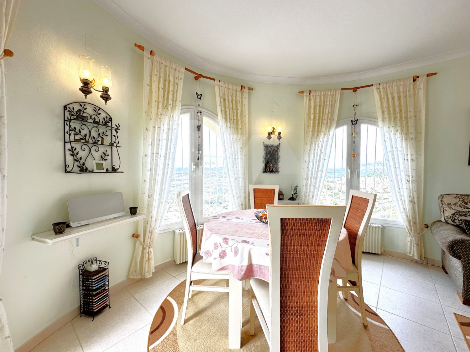 Villa con vistas panorámicas al mar en venta en Benitachell, Costa Blanca.