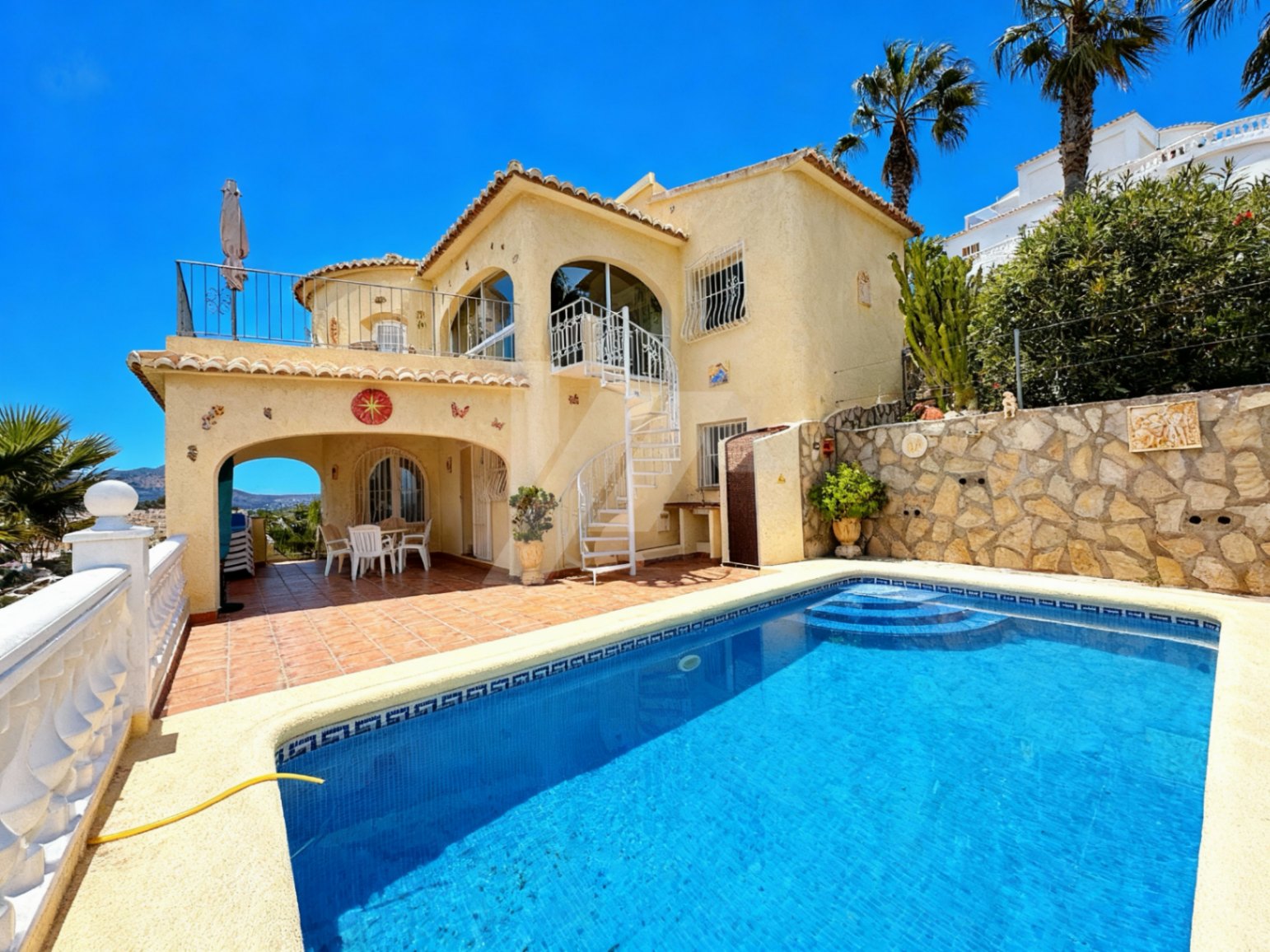 Villa con vistas panorámicas al mar en venta en Benitachell, Costa Blanca.