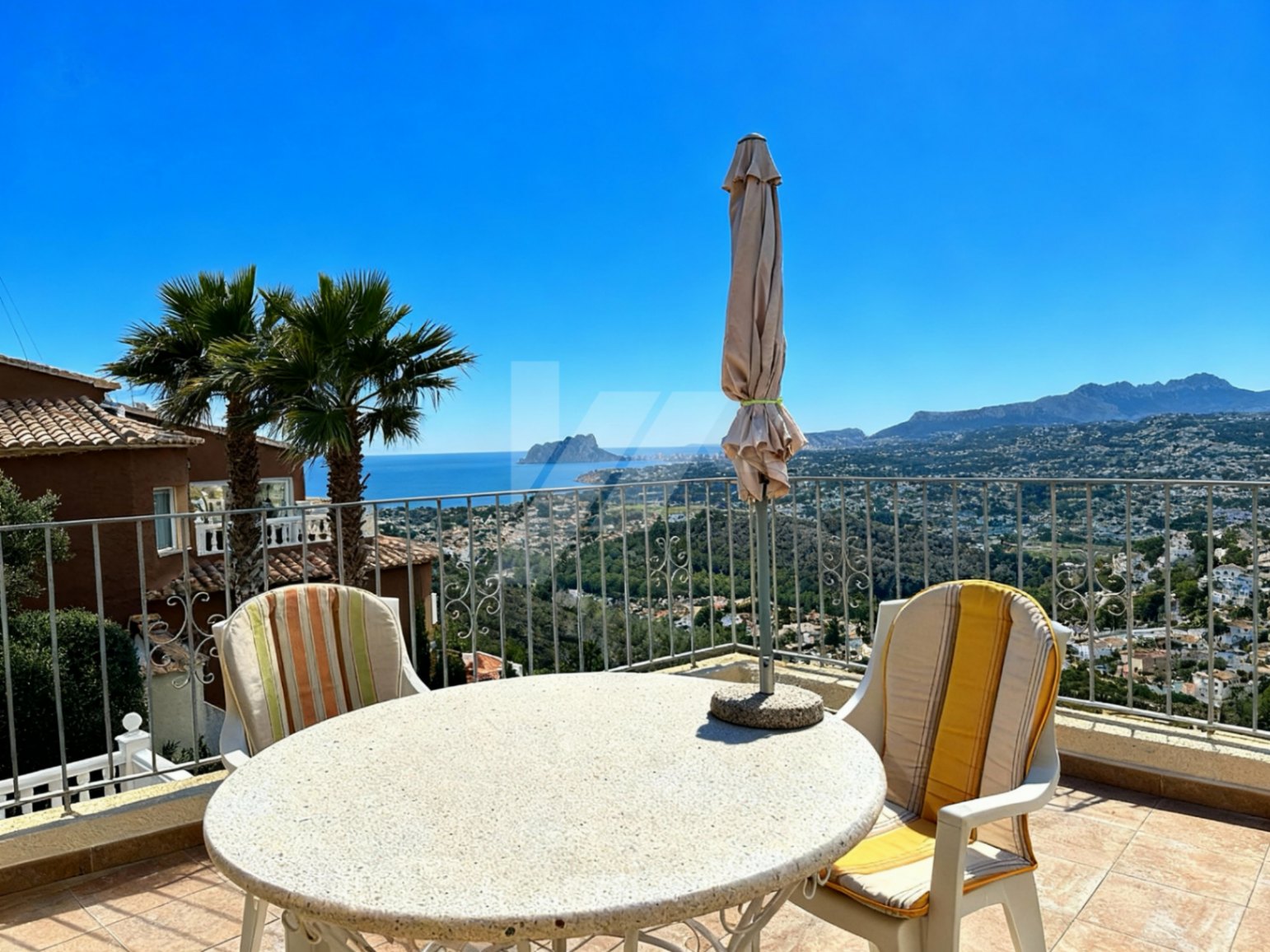 Villa con vistas panorámicas al mar en venta en Benitachell, Costa Blanca.