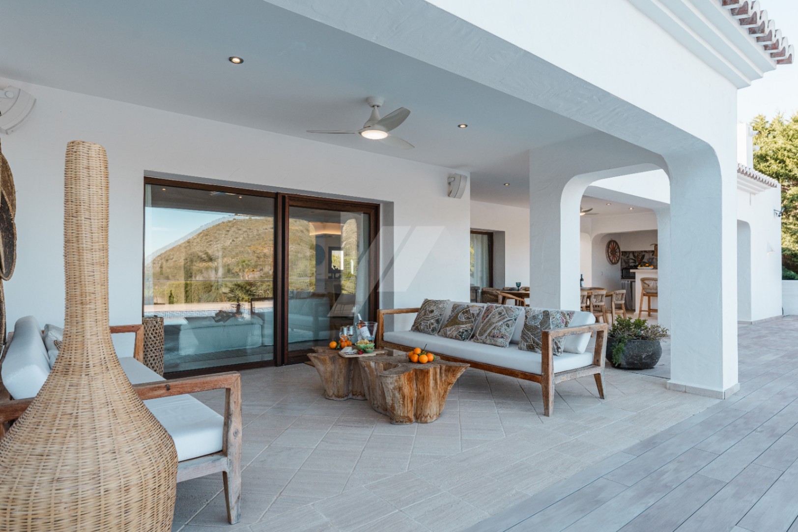 Villa de estilo Ibicenco en venta en Moraira, Costa Blanca.