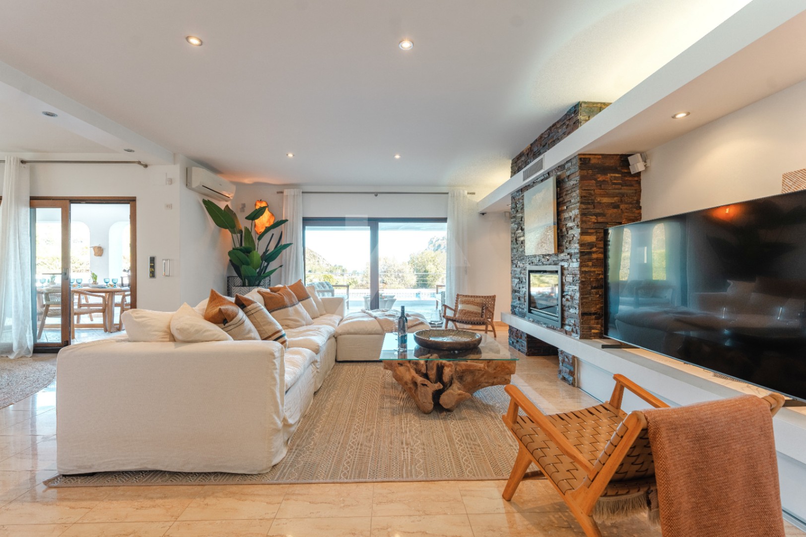 Villa de estilo Ibicenco en venta en Moraira, Costa Blanca.