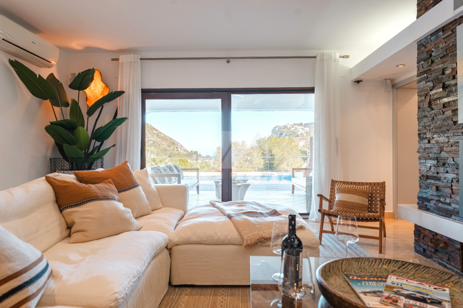 Villa de estilo Ibicenco en venta en Moraira, Costa Blanca.