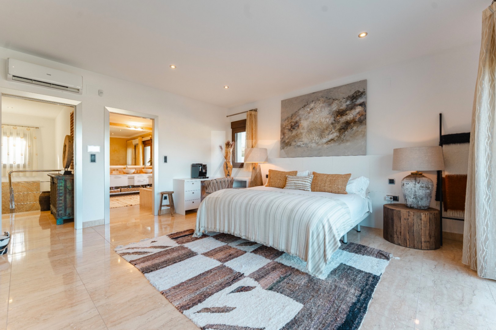 Villa de estilo Ibicenco en venta en Moraira, Costa Blanca.