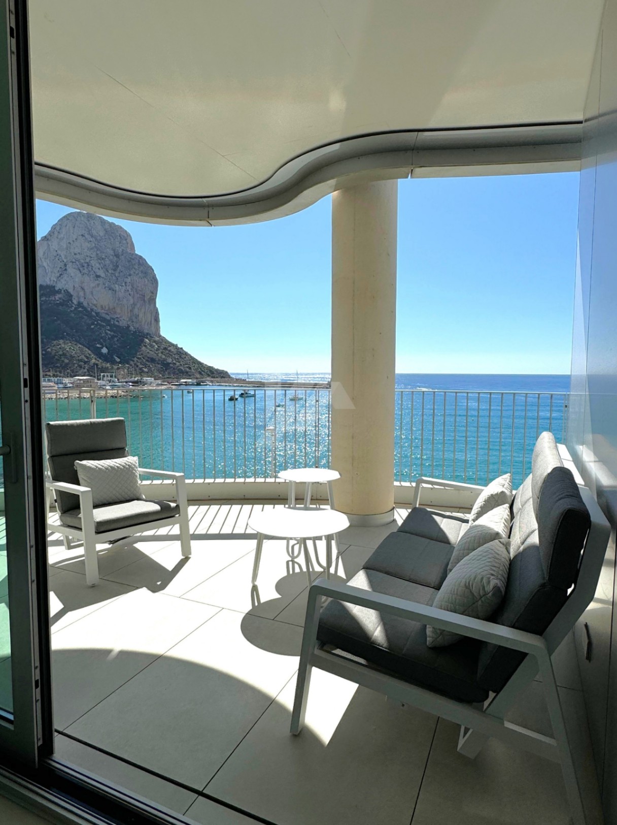 Exclusivo apartamento en venta primera línea de Calpe, Costa Blanca.