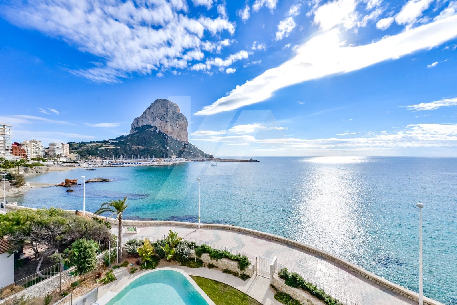 Exclusivo apartamento en venta primera línea de Calpe, Costa Blanca.