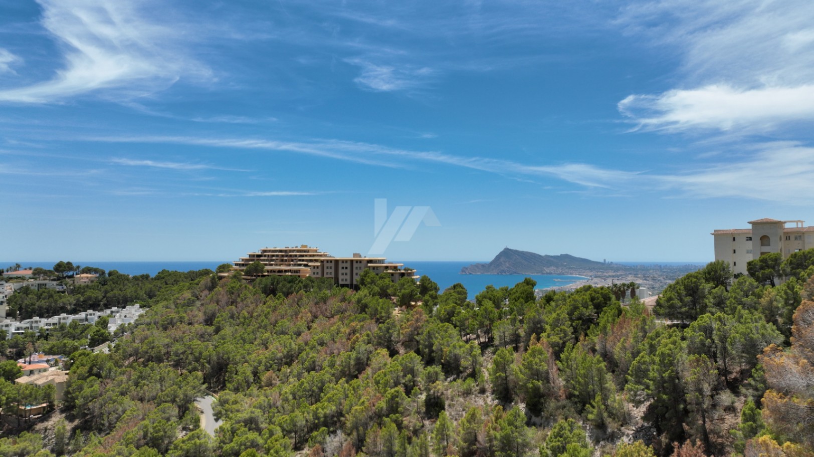Villa-Chalet moderno en venta en Altea Hills con 4 dormitorios y piscina infinity.