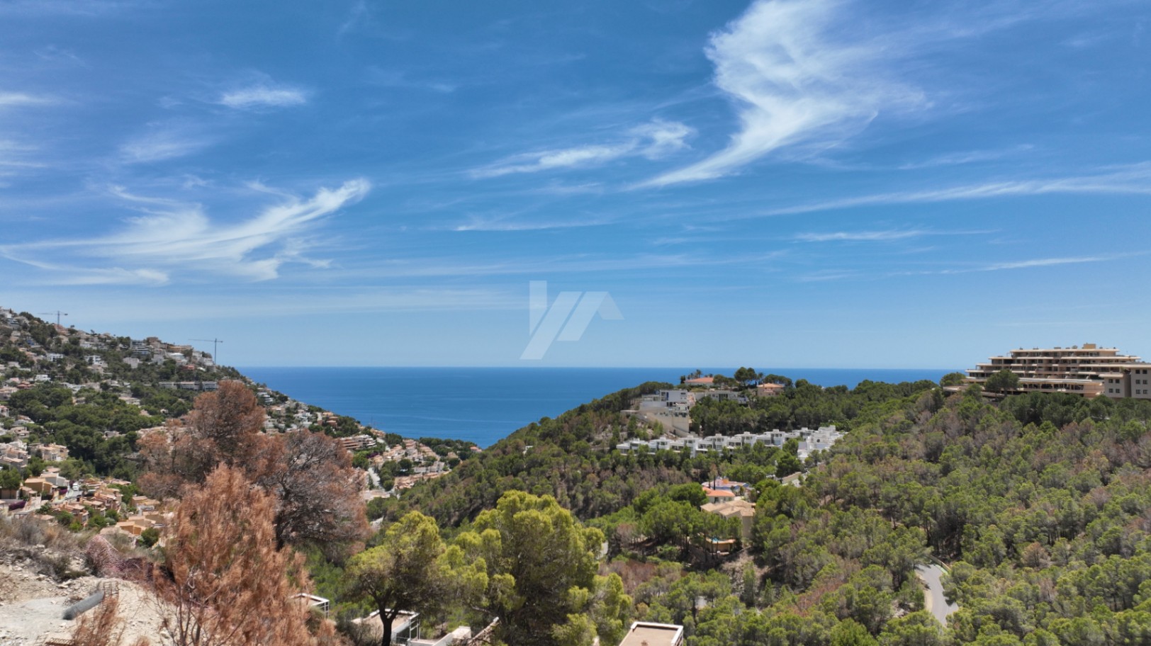 Villa-Chalet moderno en venta en Altea Hills con 4 dormitorios y piscina infinity.