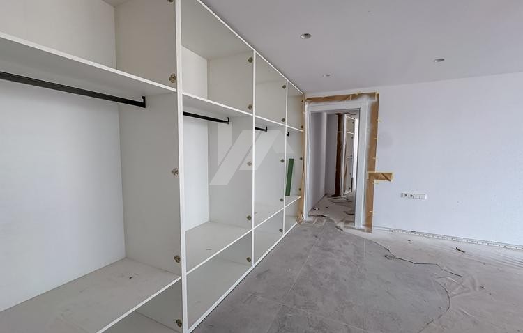 Villa-Chalet moderno en venta en Altea Hills con 4 dormitorios y piscina infinity.