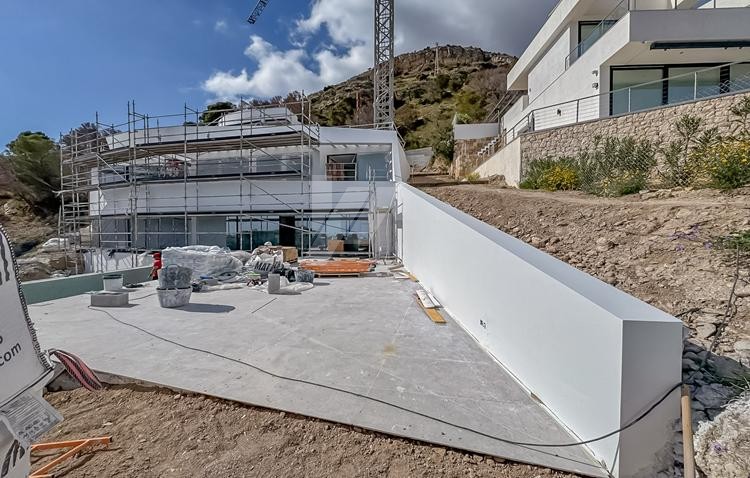 Villa-Chalet moderno en venta en Altea Hills con 4 dormitorios y piscina infinity.