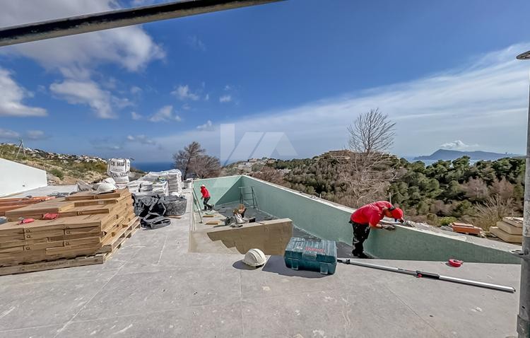 Villa-Chalet moderno en venta en Altea Hills con 4 dormitorios y piscina infinity.