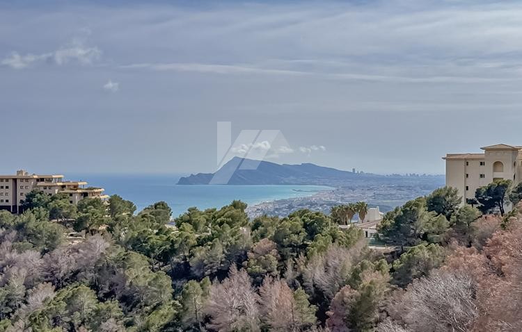 Villa-Chalet moderno en venta en Altea Hills con 4 dormitorios y piscina infinity.