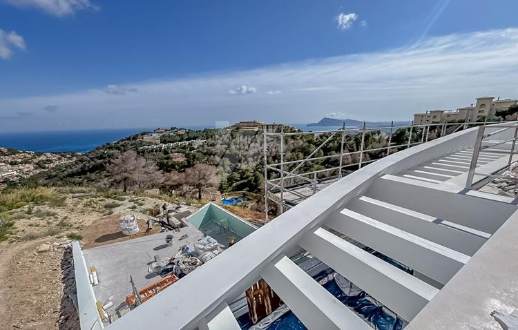 Villa-Chalet moderno en venta en Altea Hills con 4 dormitorios y piscina infinity.