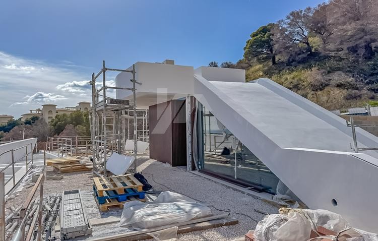 Villa-Chalet moderno en venta en Altea Hills con 4 dormitorios y piscina infinity.