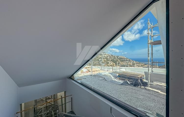 Villa-Chalet moderno en venta en Altea Hills con 4 dormitorios y piscina infinity.